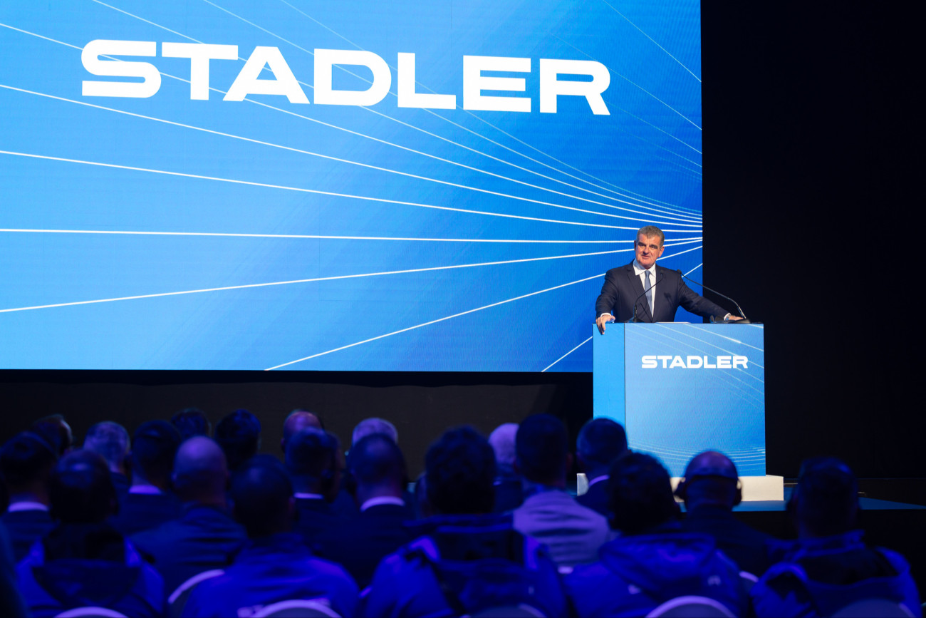 Szolnokon leleplezték a GYSEV FLIRT InterCity motorvonatának első festett kocsiszekrényét