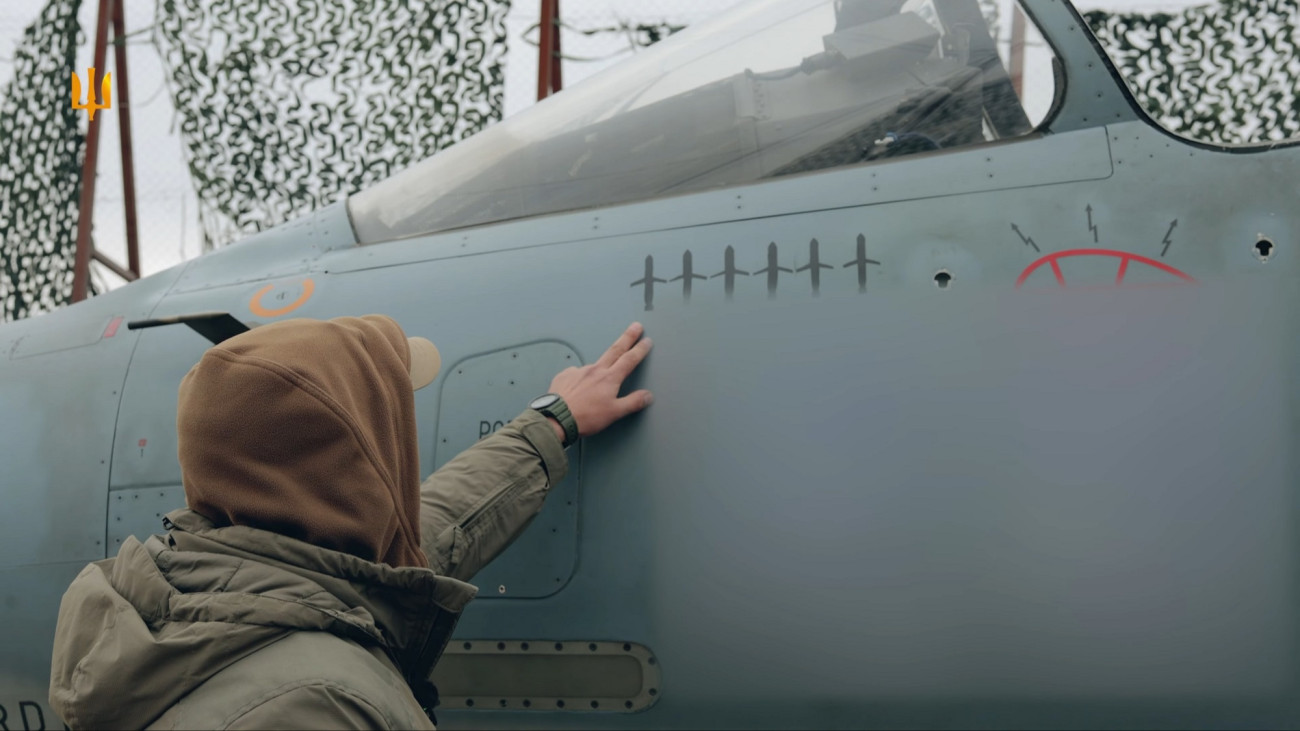 Az ukrán pilóta mutatja a Mirage-2000-5 oldalára festett győzelmi jeleket. Kép: Ukrainian Air Force