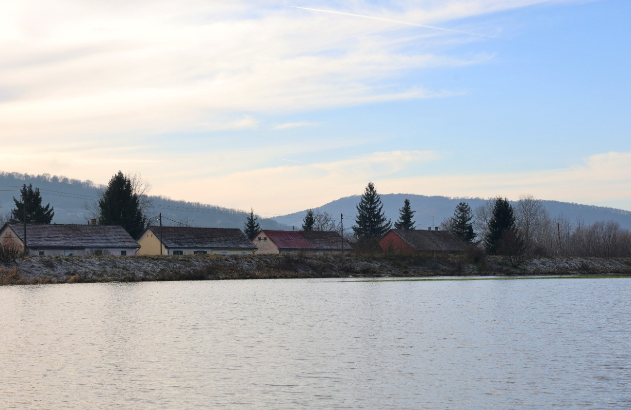 Sajóivánka, 2025. november 28.
A Sajó folyó áradása miatt vízzel elöntött terület Sajóivánka határában 2025. november 28-án.
MTI/Vajda János