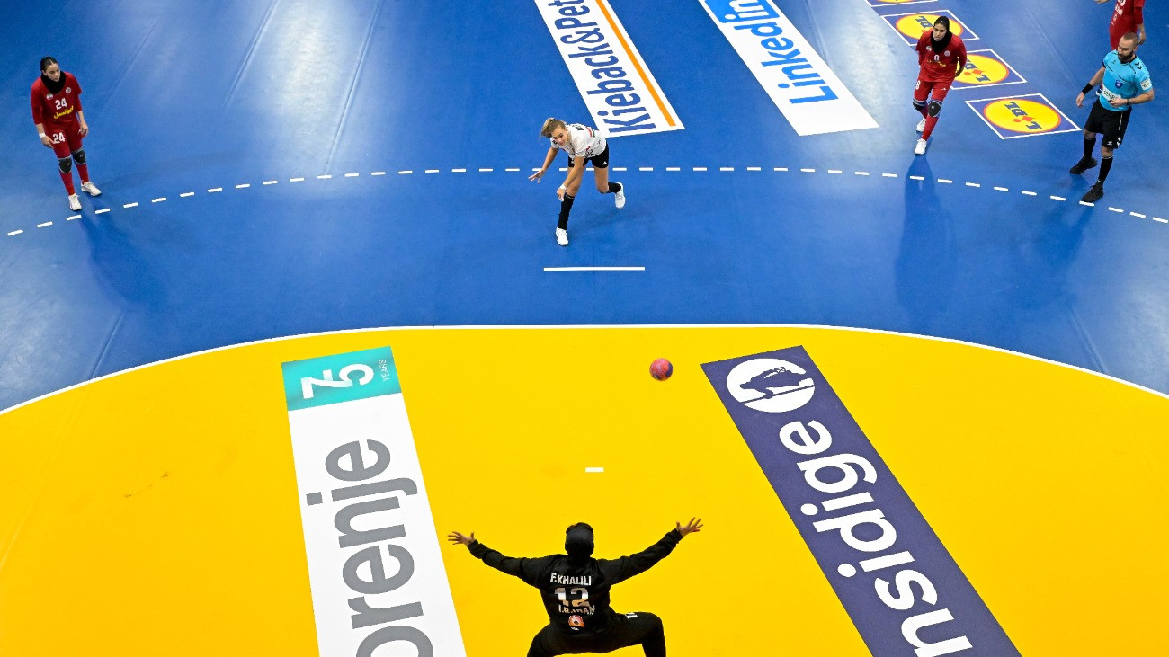 s-Hertogenbosch, 2025. november 29.
Klujber Katrin (k) dob kapura a holland-német közös rendezésû nõi kézilabda-világbajnokság B csoportjának 2. fordulójában játszott Irán - Magyarország mérkõzésen a hollandiai 's-Hertogenboschban 2025. november 29-én. A magyar válogatott 47-13-re gyõzött, ezzel középdöntõbe jutott.
MTI/Szigetváry Zsolt