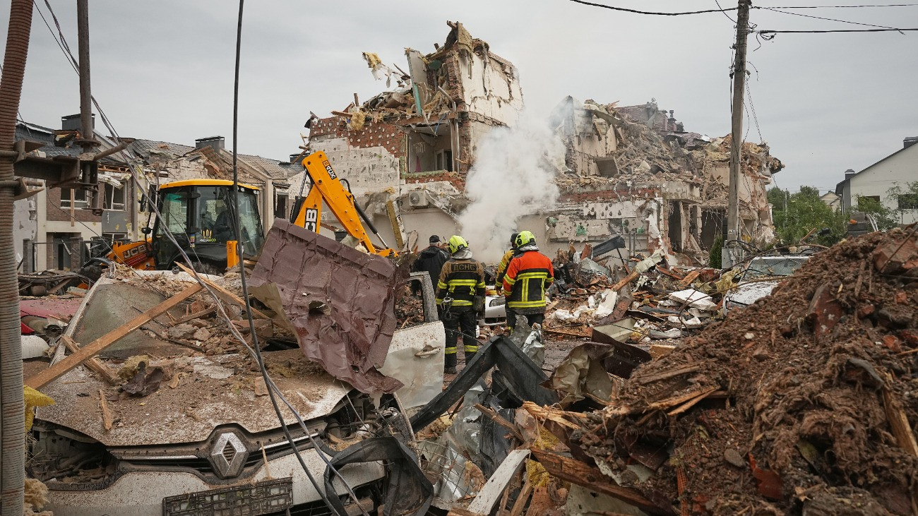 Kijev, 2025. szeptember 28.
Tûzoltók a Kijevet ért orosz légitámadást követõen 2025. szeptember 28-án. Az ukrán hatóságok közlése szerint a fõvárost ért támadásban legkevesebb négy ember életét vesztette.
MTI/AP/Efrem Lukackij