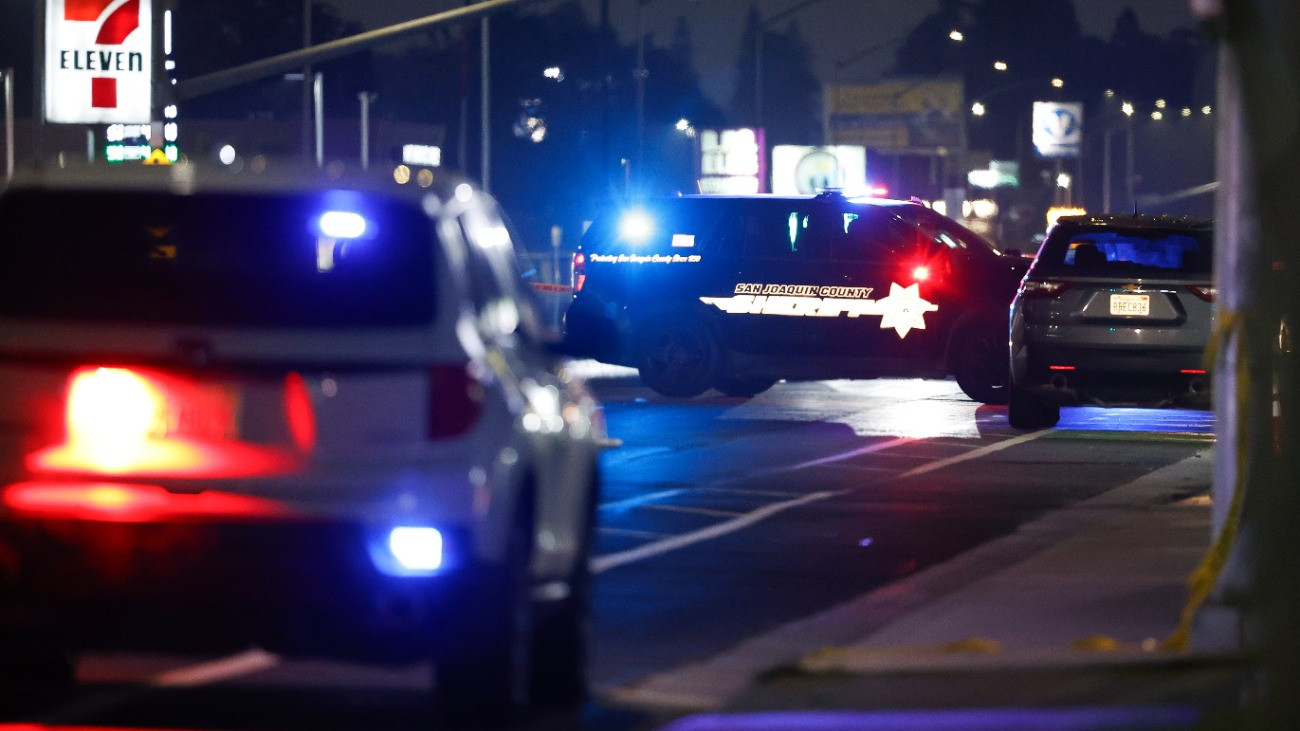 Stockton, 2025. november 30.
Helyszínt biztosító rendõrautó a kaliforniai Stocktonban 2025. november 29-én, miután lövöldözés volt egy családi összejövetelen, és négy személy  köztük gyermek és felnõtt  életét vesztette, tíz pedig megsebesült. A tettest még keresik.
MTI/EPA/John G. Mabanglo