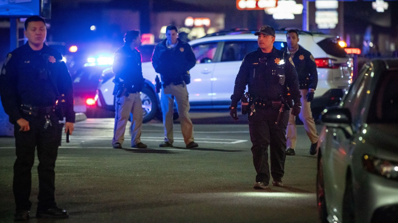 Stockton, 2025. november 30.
Helyszínt biztosító rendõrök a kaliforniai Stocktonban 2025. november 29-én, miután lövöldözés volt egy családi összejövetelen, és négy személy  köztük gyermek és felnõtt  életét vesztette, tíz pedig megsebesült. A tettest még keresik.
MTI/AP/Ethan Swope