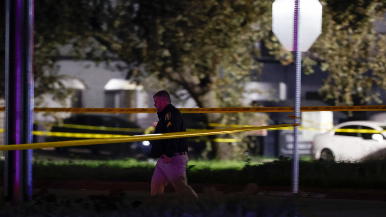 Stockton, 2025. november 30.
Helyszínelõ rendõr a kaliforniai Stocktonban 2025. november 29-én, miután lövöldözés volt egy családi összejövetelen, és négy személy  köztük gyermek és felnõtt  életét vesztette, tíz pedig megsebesült. A tettest még keresik.
MTI/EPA/John G. Mabanglo
