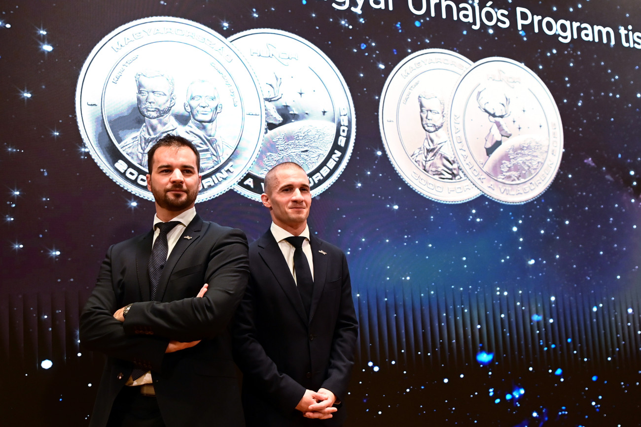 Budapest, 2025. december 1.
Kapu Tibor kutatóûrhajós (b) és Cserényi Gyula tartalékos kutatóûrhajós a 2025-ös magyar ûrrepülés tiszteletére készült emlékérme kibocsátása alkalmából tartott budapesti ünnepségen a Magyar Nemzeti Bank (MNB) Teátrumában 2025. december 1-jén.
MTI/Kovács Attila