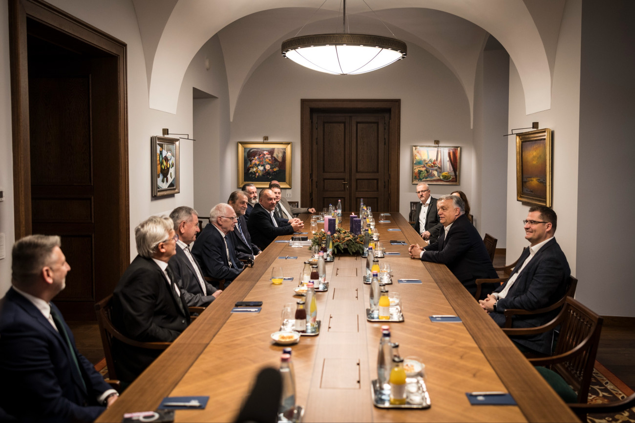 Budapest, 2025. december 5.
A Miniszterelnöki Kommunikációs Fõosztály által közreadott képen Orbán Viktor miniszterelnök (j2) evangéliumi és neoprotestáns keresztény vezetõket fogad a Karmelita kolostorban 2025. december 5-én. Mellette Nagy János, a Miniszterelnöki Irodát vezetõ államtitkár (j).
MTI/Miniszterelnöki Kommunikációs Fõosztály/Kaiser Ákos