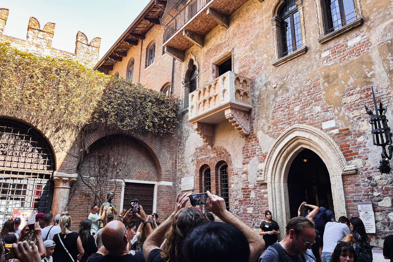 A Júlia házának nevezett épület elhíresült erkélye turisták tömegeit vonzza (Fotó: Alessandro Bremec/NurPhoto via Getty Images)
