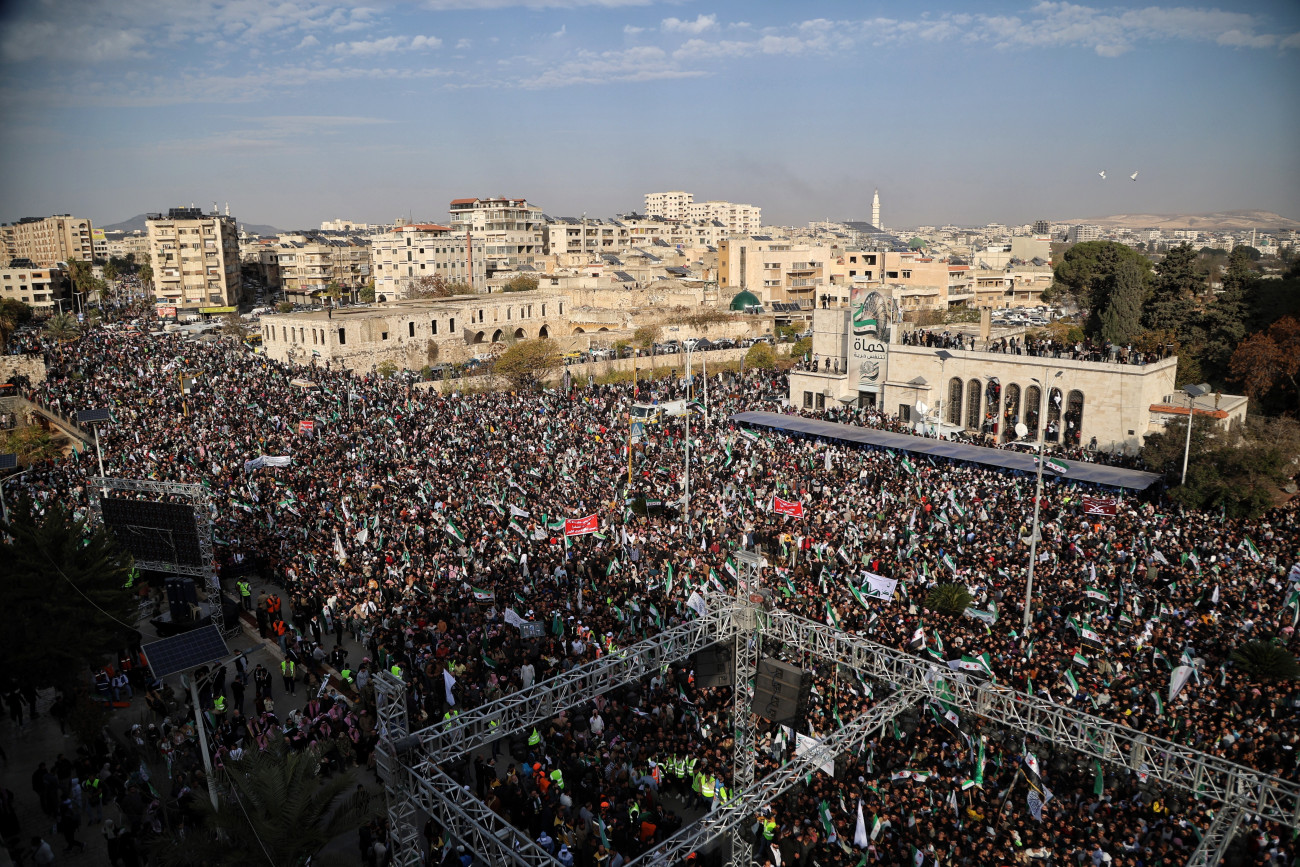 Hama, 2025. december 5.
Hama felszabadításának elsõ évfordulóját ünneplik emberek a nyugat-szíriai nagyvárosban 2025. december 5-én, az Aszad-rezsim megbuktatásának elsõ évfordulója elõtt három nappal. Az Ahmed es-Saraa lázadóvezér vezette Levantei Felszabadítási Szervezet (Hajat Tahrír as-Sám, HTS) 2024. december 8-án egynapos villámoffenzívával foglalta el a fõvárost. Damaszkuszt, véget vetve a Bassár el-Aszad szíriai elnök uralmának megdöntésére irányuló, 2011-ben kirobbant polgárháborúnak.
MTI/EPA/Bilal al-Hammud