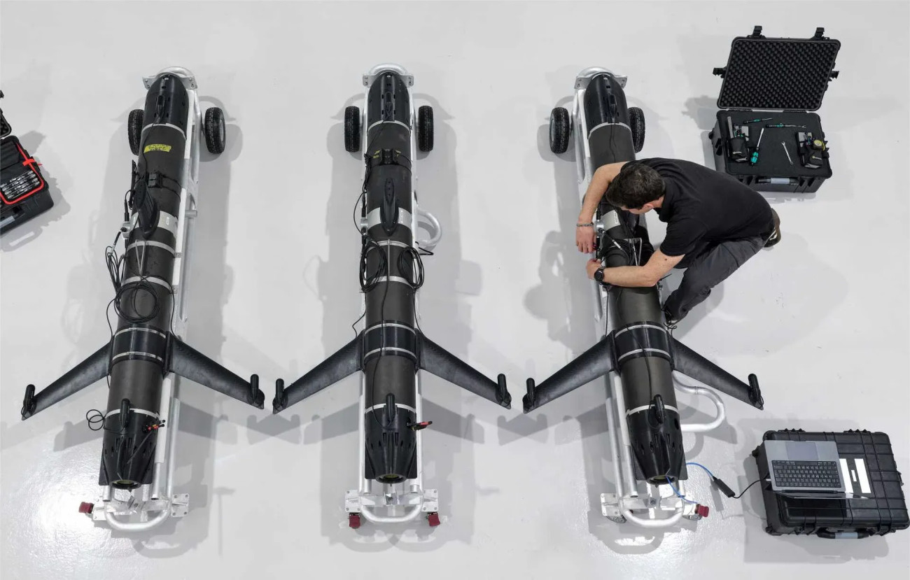 Helsing Resilience Factory brit vállalat SG-1 Fathom víz alatti drónja. Az észak-atlanti térségben komoly szerepük lesz a tengeralatti kritikus infrastruktúra védelmében. Kép: Brit Védelmi Minisztérium