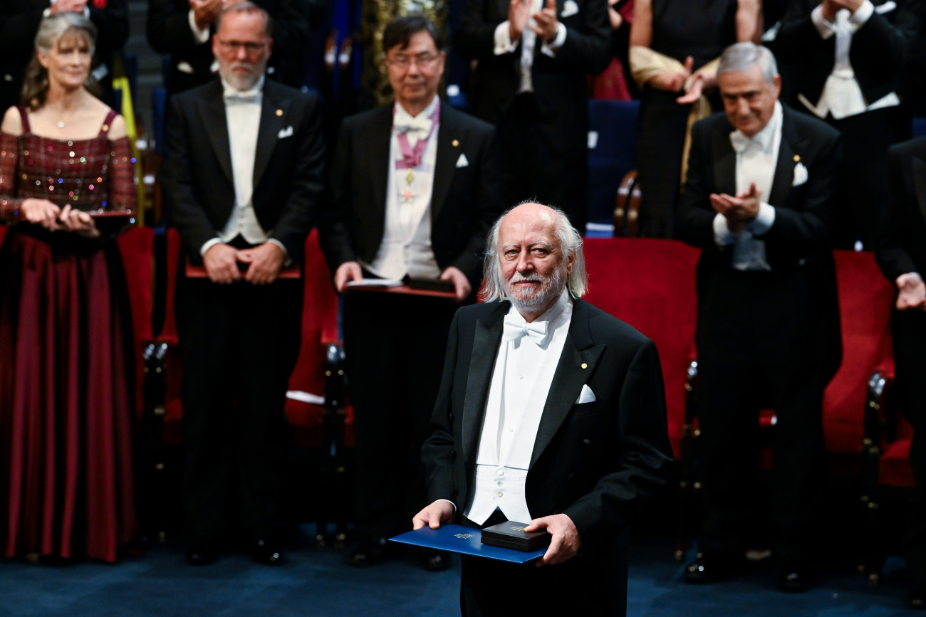 Stockholm, 2025. december 10.
Krasznahorkai László író, miután átvette az életmûvével elnyert irodalmi Nobel-díjat a 2025-ös Nobel-díjak átadási ünnepségén a stockholmi hangversenyteremben 2025. december 10-én.
MTI/Koszticsák Szilárd