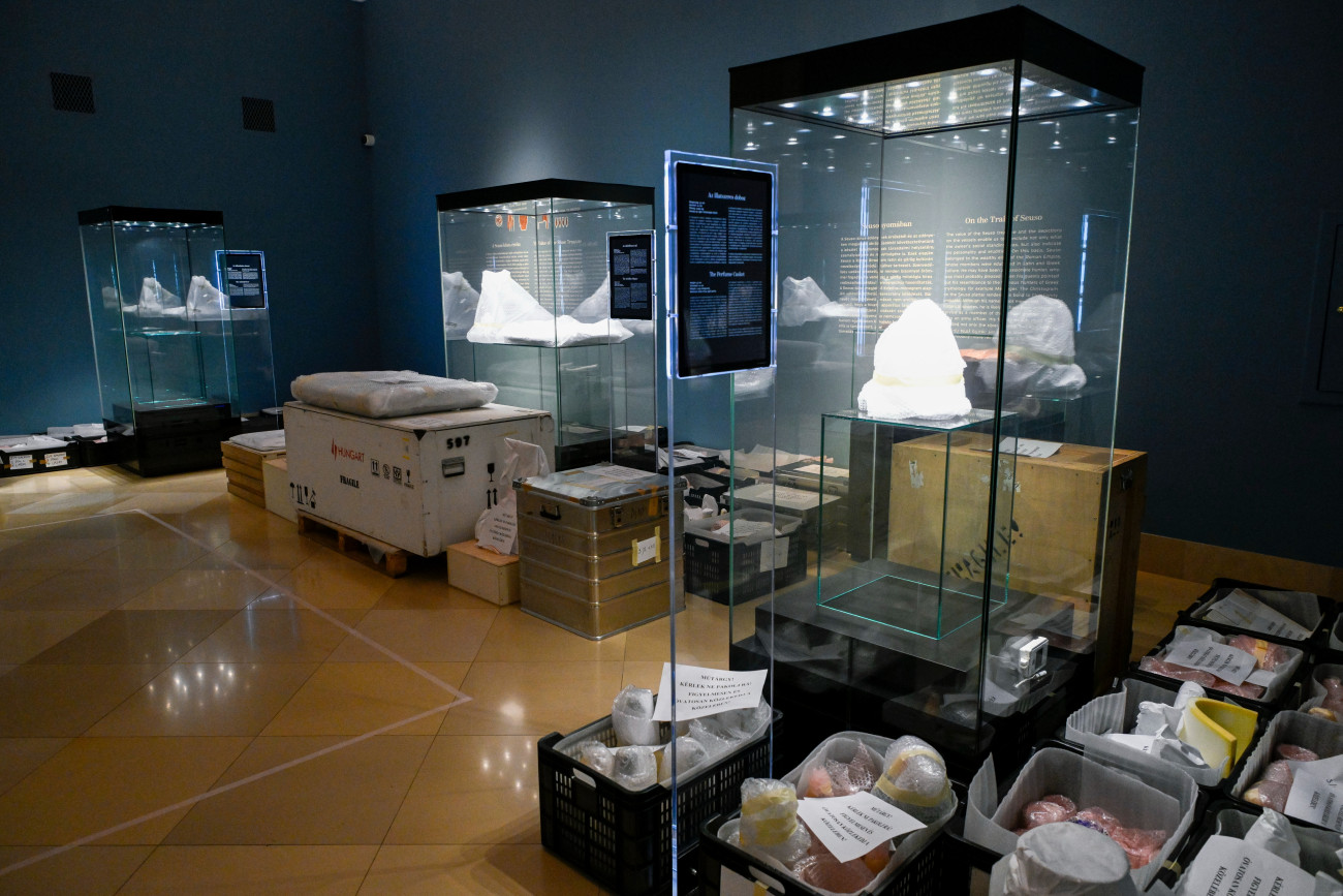 Budapest, 2025. december 12.
Becsomagolt mûtárgyak a Magyar Nemzeti Múzeumban a magyar koronázási palást termének felújításáról tartott sajtótájékoztató napján, 2025. december 12-én. A megújuló termet a tervek szerint jövõ június végén, a múzeumok éjszakáján láthatja elõször a közönség.
MTI/Purger Tamás