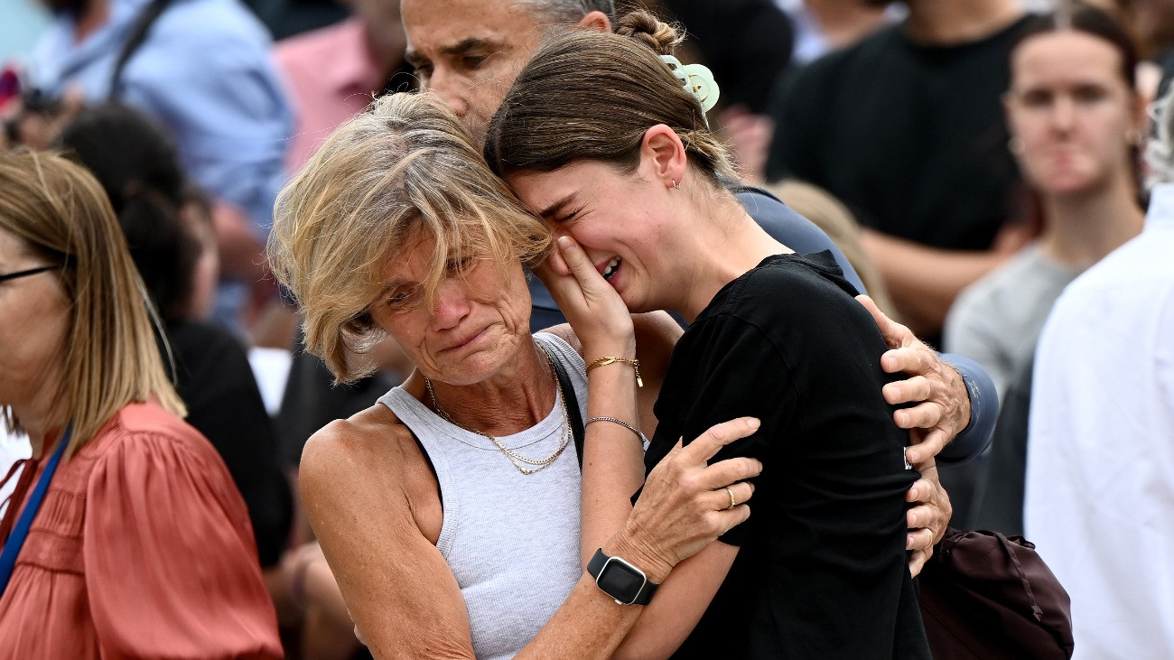 Sydney, 2025. december 15.
Gyászolók leróják kegyeletüket Sydneyben, a város Bondi Beach nevû tengerparti strandján elkövetett terrortámadás helyszínén 2025. december 15-én, egy nappal a tragédia után. Az antiszemita indíttatású fegyveres támadást apa és fia követte el, az egyik támadóval, az 50 éves Sajid Akrammal együtt tizenhatan vesztették életüket.
MTI/EPA/AAP/Bianca De Marchi