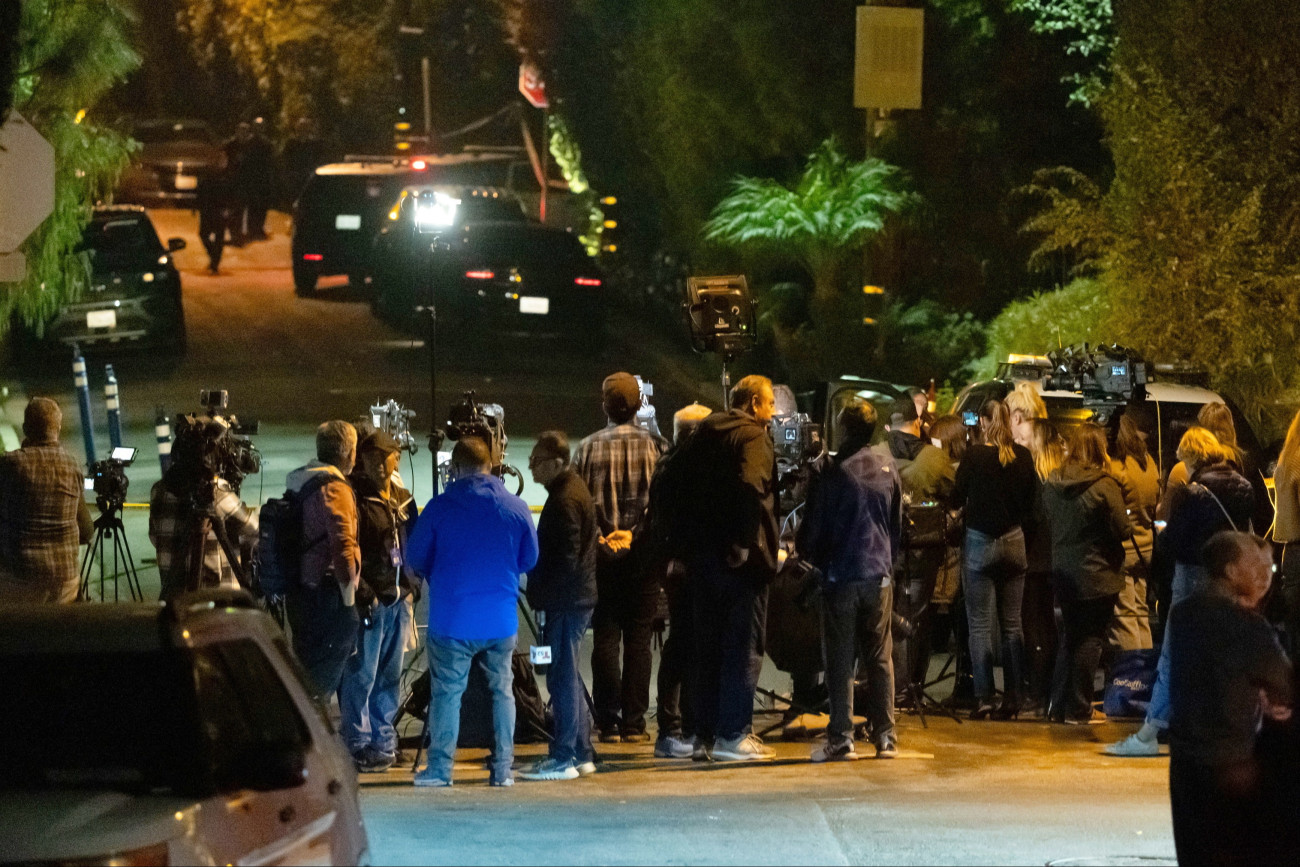 Los Angeles, 2025. december 15.
A sajtó képvilseõi Rob Reiner kétszeres Primetime Emmy-díjas amerikai színész, filmrendezõ otthona közelében 2025. december 14-én, miután a 78 éves Reinert és 68 éves feleségét, Michelle Reinert holtan találták Los Angeles-i otthonukban. A hatóságok gyilkosság miatt indítottak nyomozást.
MTI/AP/Ethan Swope