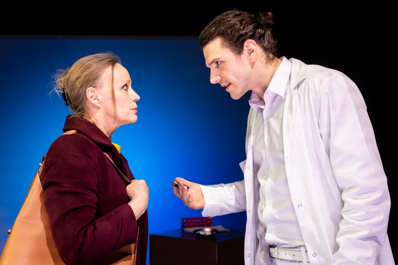 Nagy-Kálózy Eszter és Medvezcky Balázs a Könnyűvel indul c. drámában - Fotó: Vígszínház/Juhász Éva