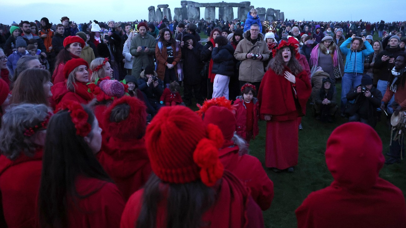 Amesbury, 2025. december 21.
A téli napfordulót ünneplik az angliai Stonehenge-nél, Amesbury közelében 2025. december 21-én.
MTI/EPA/Neil Hall