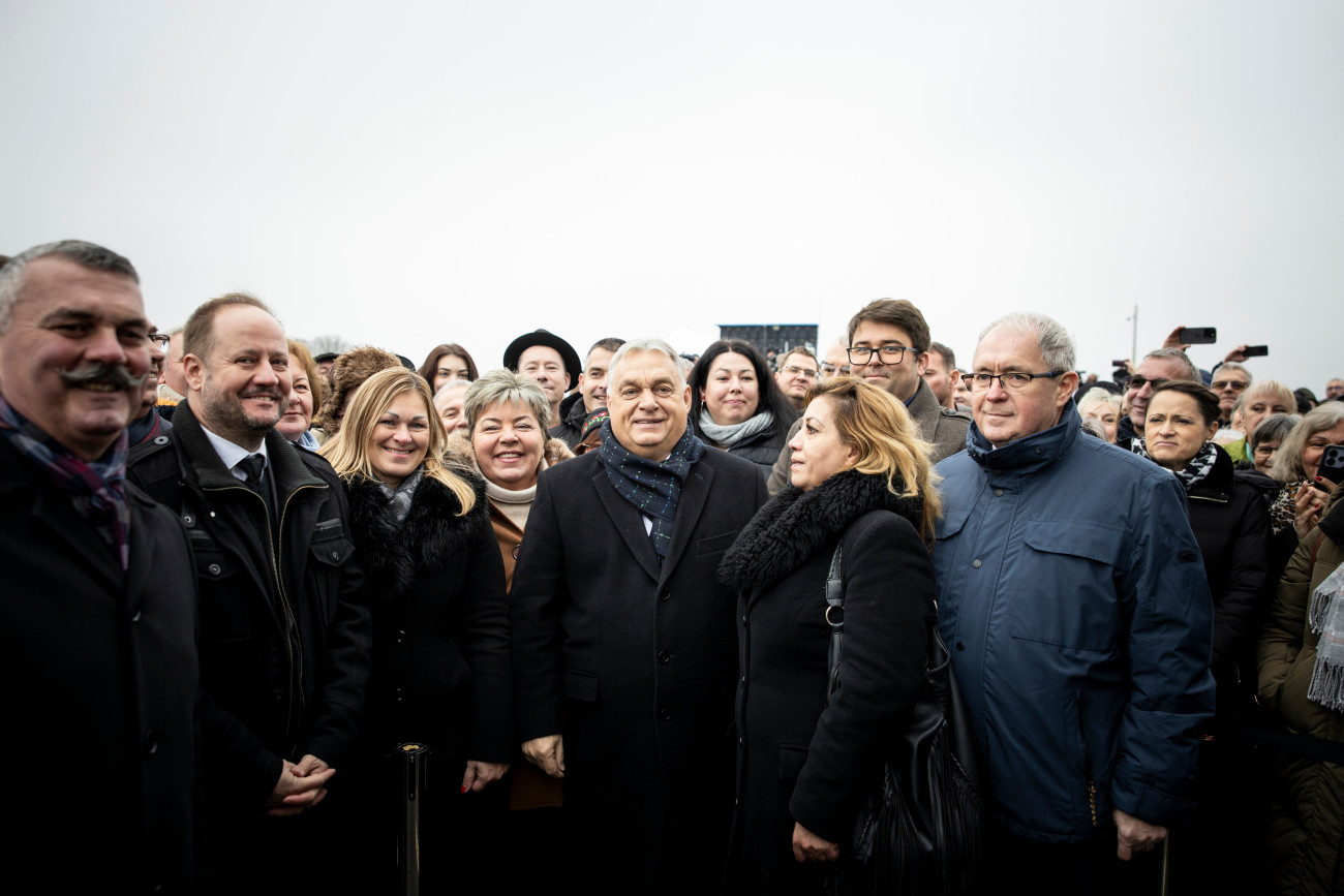 Kenderes, 2025. december 22.
A Miniszterelnöki Kommunikációs Fõosztály által közreadott képen Orbán Viktor miniszterelnök (k) az M4 autóút Törökszentmiklós és Kisújszállás közötti szakaszának átadó ünnepségén Kenderes határában 2025. december 22-én.
MTI/Miniszterelnöki Kommunikációs Fõosztály/Fischer Zoltán