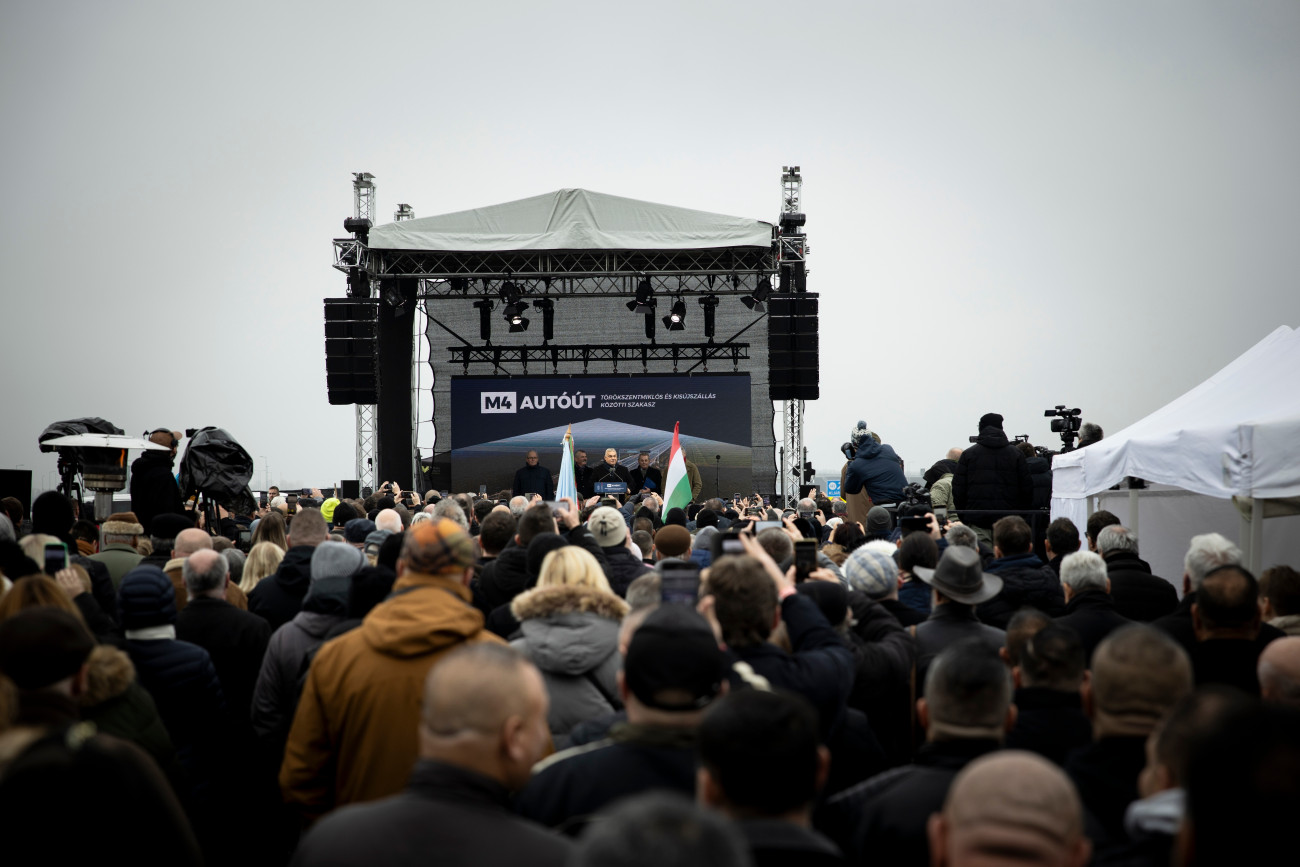 Kenderes, 2025. december 22.
A Miniszterelnöki Kommunikációs Fõosztály által közreadott képen Orbán Viktor miniszterelnök beszédet mond az M4 autóút Törökszentmiklós és Kisújszállás közötti szakaszának átadó ünnepségén Kenderes határában 2025. december 22-én.
MTI/Miniszterelnöki Kommunikációs Fõosztály/Fischer Zoltán