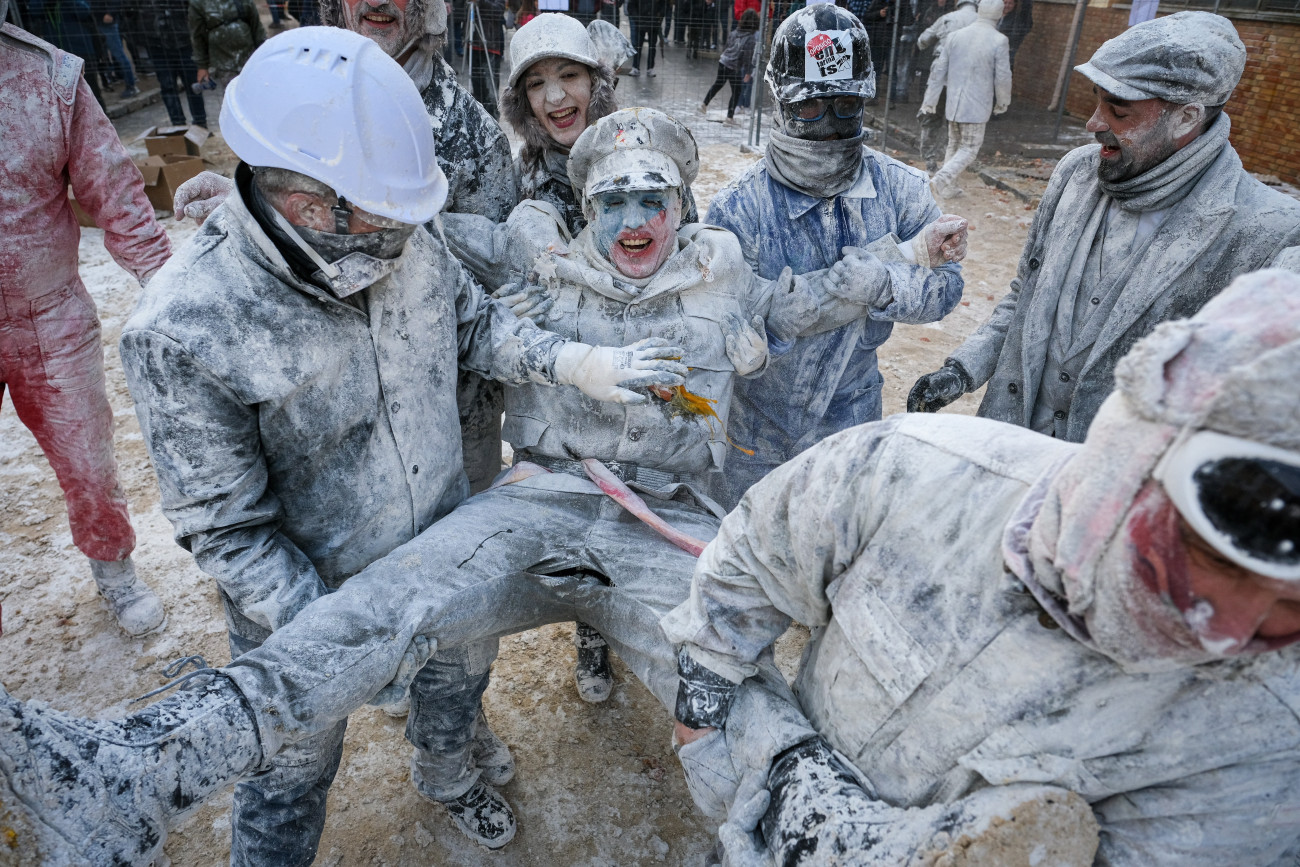Ibi, 2025. december 28.
A hagyományos Els Enfarinats fesztivált rendezik meg Ibiben 2025. december 28-án. Mintegy kétszáz éve ezen a napon, az aprószentek napján hóbortos katonaruhát öltenek a kelet-spanyolországi Alicante tartományban fekvõ város lakói, majd tojás és liszt bevetésével harcot vívnak a városháza elõtt.
MTI/EPA/EFE/Pablo Miranzo