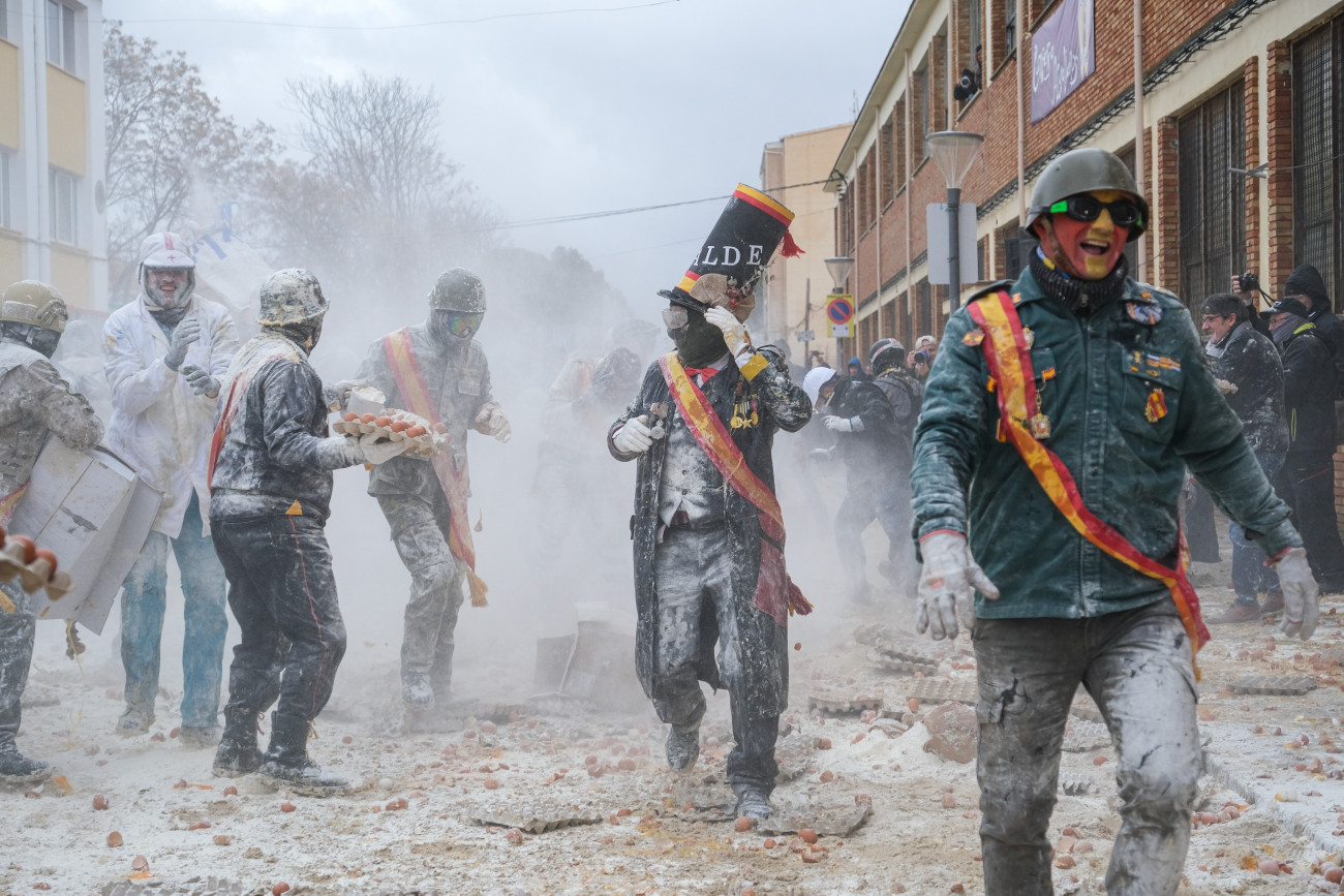 Ibi, 2025. december 28.
A hagyományos Els Enfarinats fesztivált rendezik meg Ibiben 2025. december 28-án. Mintegy kétszáz éve ezen a napon, az aprószentek napján hóbortos katonaruhát öltenek a kelet-spanyolországi Alicante tartományban fekvõ város lakói, majd tojás és liszt bevetésével harcot vívnak a városháza elõtt.
MTI/EPA/EFE/Pablo Miranzo