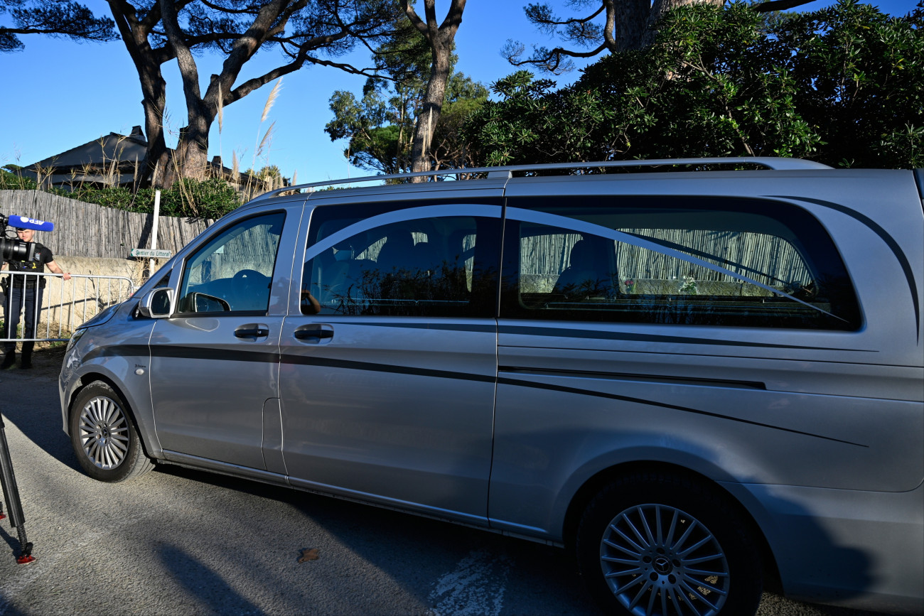 Saint-Tropez, 2025. december 28.
Halottaskocsi érkezik Brigitte Bardot egykori francia filmszínésznõ saint-tropezi házához 2025. december 28-án, miután Bardot 91 éves korában elhunyt.
MTI/AP/Philippe Magoni