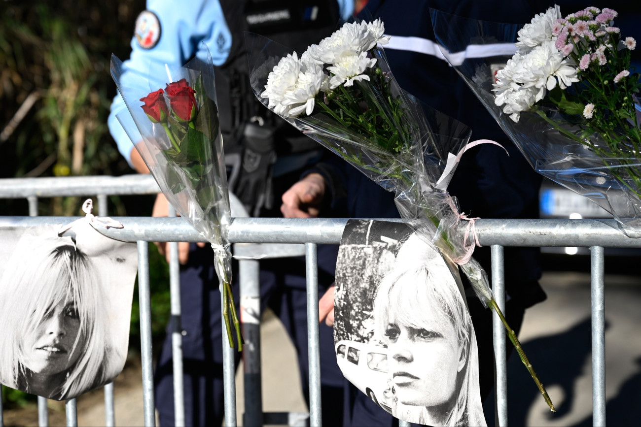 Saint-Tropez, 2025. december 28.
Brigitte Bardot fényképei  az egykori francia filmszínésznõ saint-tropezi házának bejárata elõtt felállított kordonon 2025. december 28-án, miután Bardot 91 éves korában elhunyt.
MTI/AP/Philippe Magoni