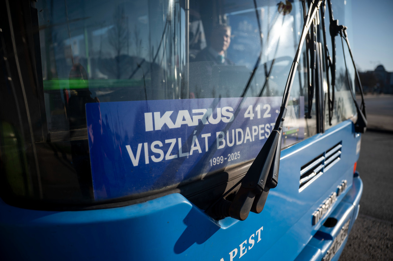 Budapest, 2025. december 27.
A Budapesti Közlekedési Vállalat (BKV) egyik Ikarus 412-es autóbusza az Örs vezér terén, 2025. december 27-én. A BKV négynapos fõvárosi turné keretében búcsúztatja az utolsó két Ikarus 412-est, amelyeket két és fél évtized szolgálat után kivon a forgalomból.
MTI/Balogh Zoltán