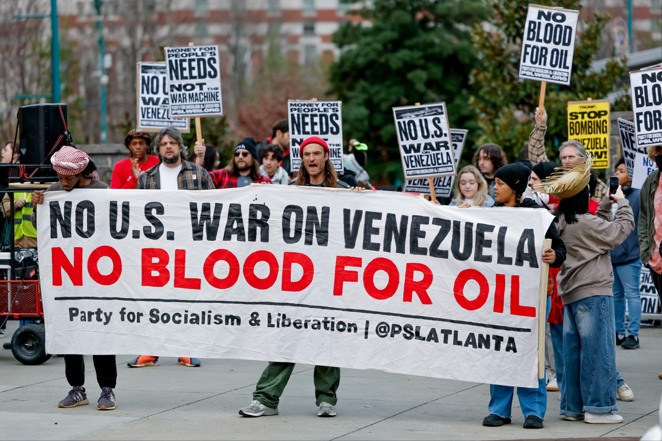 Atlanta, 2026. január 04.
A Venezuela elleni amerikai katonai beavatkozás miatt tüntetnek a georgiai Atlantában 2026. január 3-án. Az éjjel amerikai katonák egy Venezuela elleni hadmûveletben a fõvárosban, Caracasban elfogták Nicolás Maduro venezuelai elnököt és a feleségét, majd az Egyesült Államokba szállították õket.
MTI/EPA/Erik S. Lesser