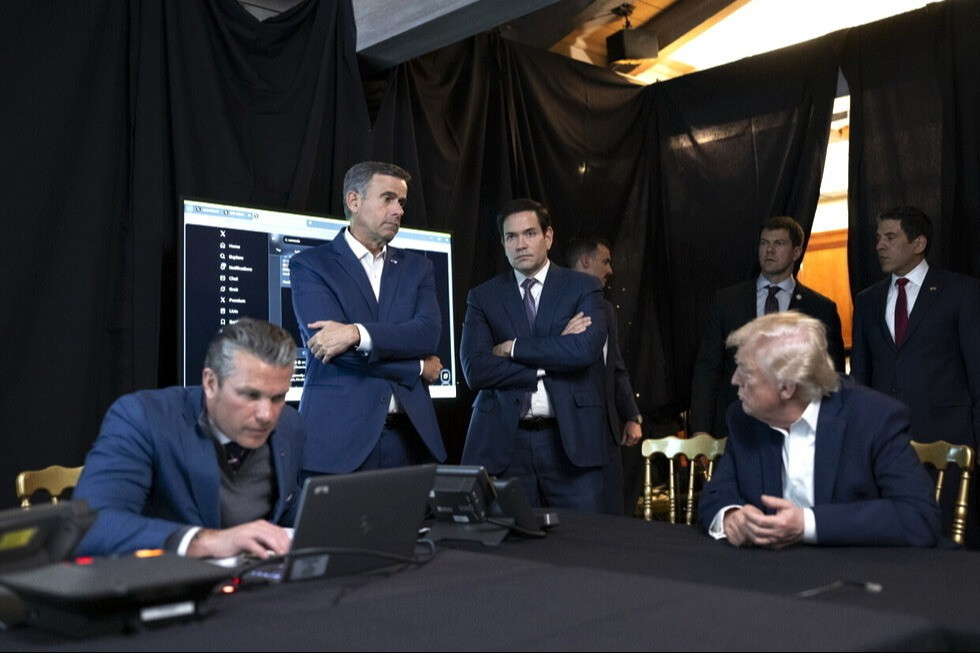 Palm Beach, 2026. január 04.
A Fehér Ház képén Donald Trump amerikai elnök (j) Pete Hegseth hadügyminiszter (b), John Ratcliffe CIA-igazgató (b2) és Marco Rubio külügyminiszter (j2) társaságában az amerikai hadsereg venezuelai mûveletét figyeli Palm Beach-i Mar-a-Lago rezidenciájáról 2026. január 3-án. A mûvelet során az amerikai katonák elfogták, majd az Egyesült Államokba szállították Nicolás Maduro venezuelai elnököt és a feleségét.
MTI/EPA/Fehér Ház