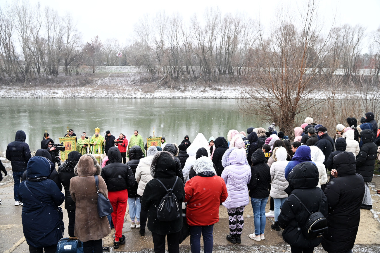 Szolnok, 2026. január 5.
Kocsis Fülöp, a Hajdúdorogi Fõegyházmegye érsek-metropolitája (balról, szemben b6) a Tisza vizének megszentelésén vízkereszt alkalmából a szolnoki Sólyapályánál 2026. január 5-én.
MTI/Mészáros János