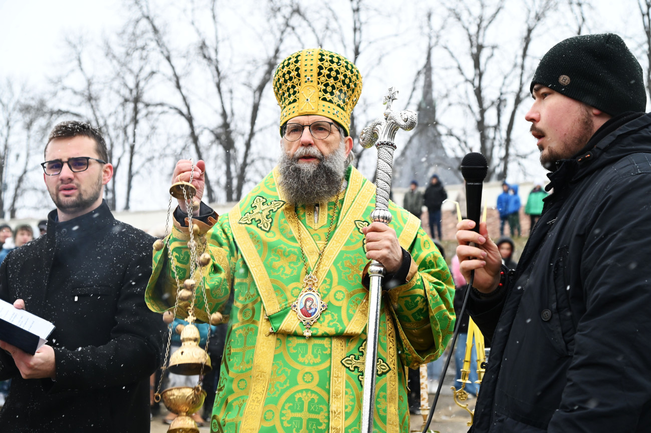 Szolnok, 2026. január 5.
Kocsis Fülöp, a Hajdúdorogi Fõegyházmegye érsek-metropolitája (k) érkezik kíséretével a szolnoki Tisza-parton a Sólyapályához, ahol megszenteli a folyó vizét vízkereszt alkalmából 2026. január 5-én.
MTI/Mészáros János