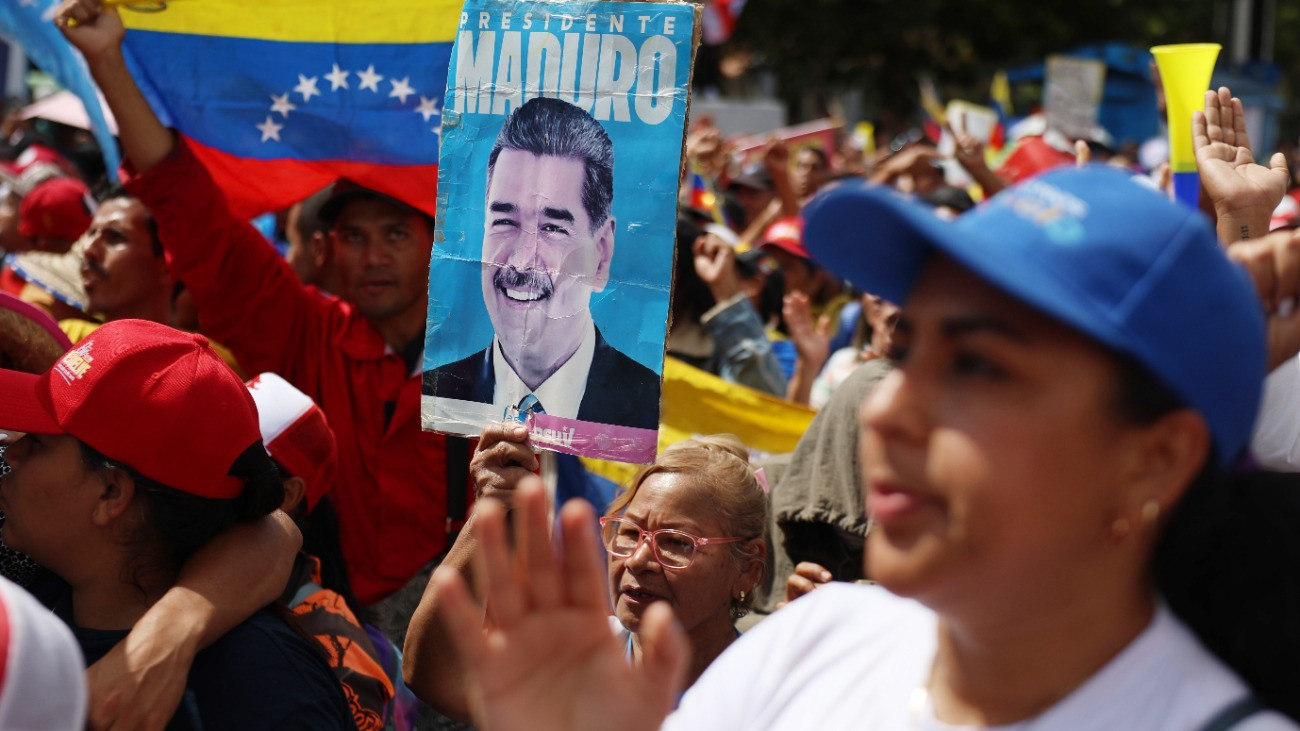 Caracas, 2026. január 7.
Kormánypárti tüntetõk követelik Nicolás Maduro venezuelai elnök szabadon engedését Caracasban 2026. január 7-én. Az Egyesült Államokban kábítószer-bûncselekményekkel és kábítószer-terrorizmussal vádolt Nicolás Maduro venezuelai elnököt és feleségét, Cilia Florest a venezuelai fõvárosban, Caracasban fogták el amerikai katonák a január 3-ra virradó éjjel.
MTI/EPA/EFE/Miguel Gutiérrez