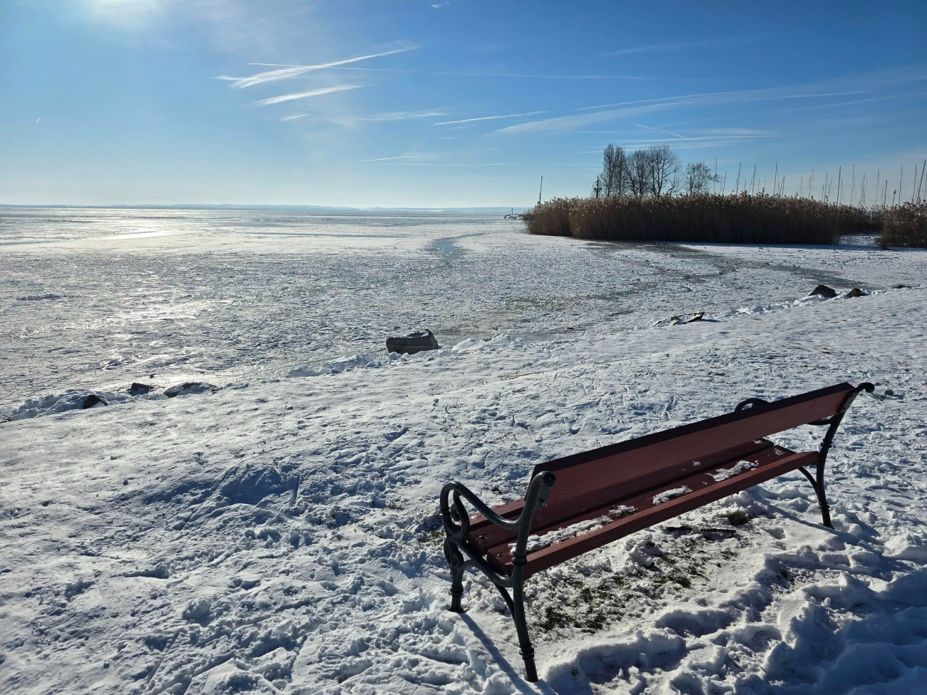 A befagyott Balaton Alsóörsnél 2026. március 12-én.