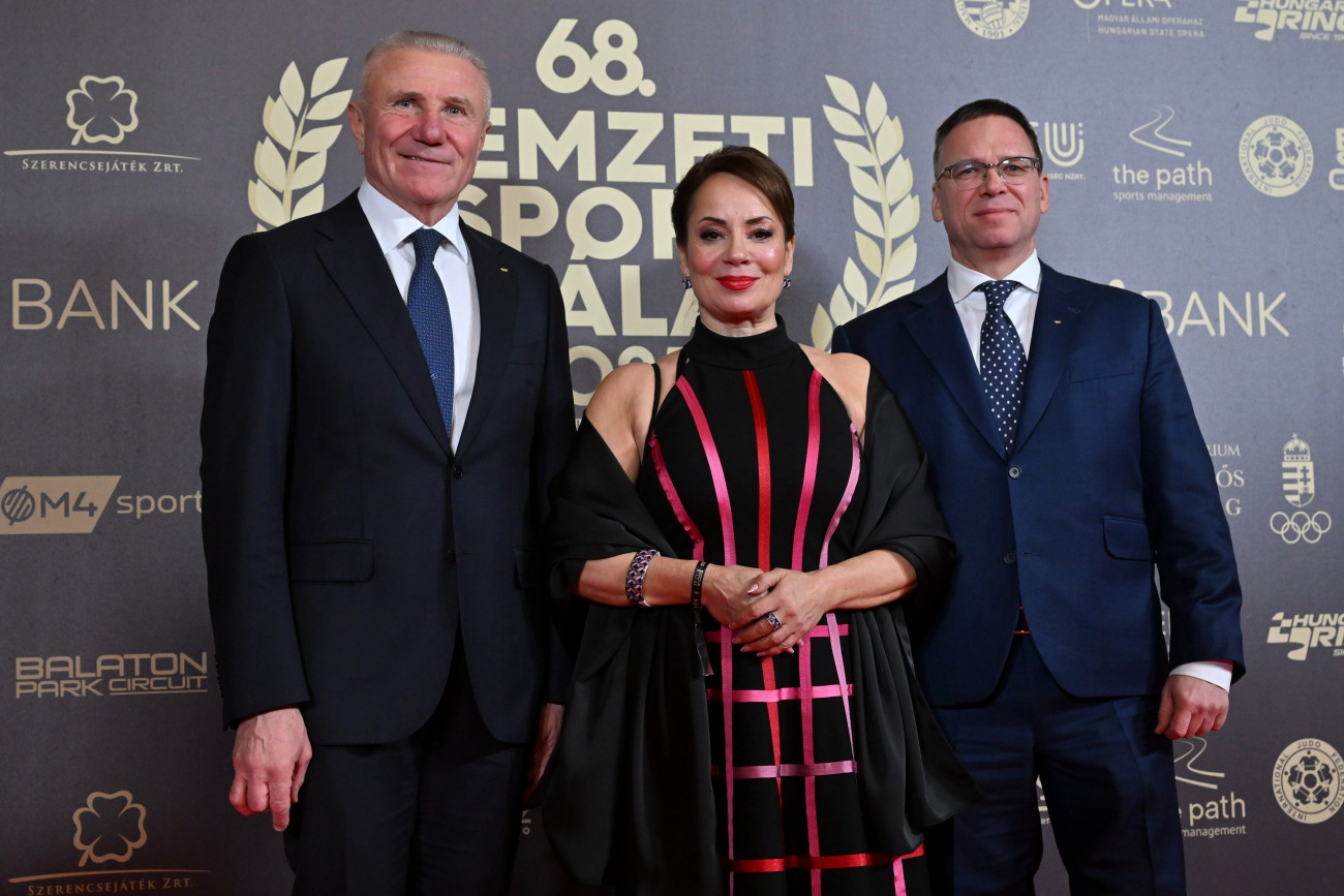 Budapest, 2026. január 12.
Szerhij Bubka olimpiai és világbajnok ukrán rúdugró, a Nemzetközi Olimpiai Bizottság (NOB) végrehajtó testületének tagja, Csisztu Zsuzsa, a Magyar Sportújságírók Szövetsége (MSÚSZ) és a Nemzetközi Sportújságíró Szövetség (AIPS) alelnöke és Fürjes Balázs, a Nemzetközi Olimpiai Bizottság állandó tagja (b-j) a 68. Nemzeti Sport Gálán a Magyar Állami Operaházban 2026. január 12-én.
MTI/Illyés Tibor