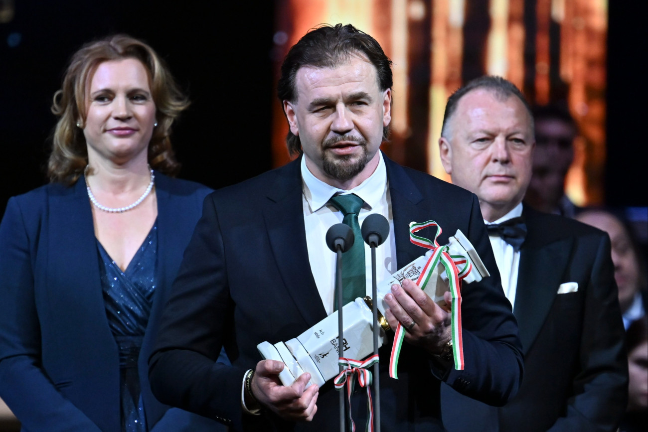 Budapest, 2026. január 12.
Nyéki Balázs, a Ferencváros férfi vízilabda csapatának vezetõedzõje, miután átvette az Év edzõje díjat a 68. Nemzeti Sport Gálán a Magyar Állami Operaházban 2026. január 12-én.
MTI/Illyés Tibor