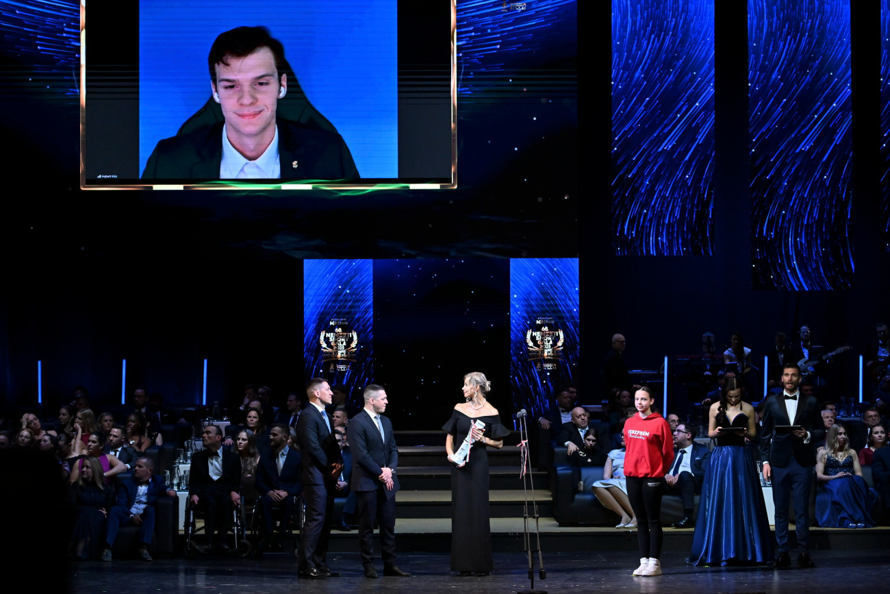 Budapest, 2026. január 12.
Kós Hubert olimpiai, valamint kétszeres világ- és Európa-bajnok úszó videóhívása, miután megkapta az Év férfi sportolója díjat a 68. Nemzeti Sport Gálán a Magyar Állami Operaházban 2026. január 12-én.
MTI/Illyés Tibor