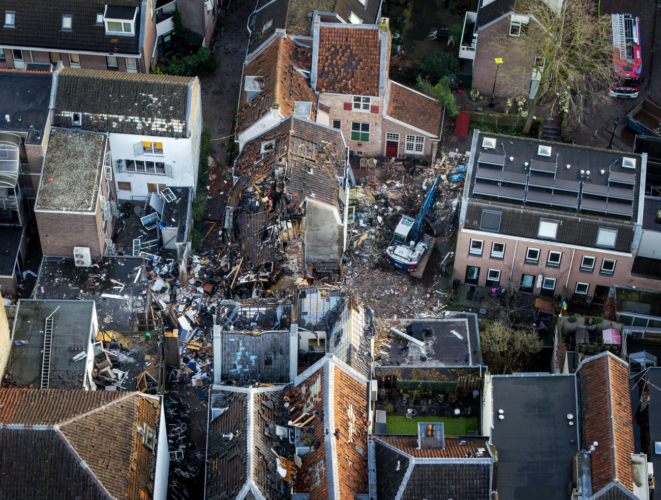 Utrecht, 2026. január 16.
Drónnal készített légi felvétel az elõzõ nap Utrecht belvárosában történt robbanás helyszínérõl 2026. január 16-án. A feltehetõen gázszivárgás okozta detonációban és az ezt követõ tûzben legkevesebb négy ember megsebesült.
MTI/EPA/ANP/Koen Van Weel