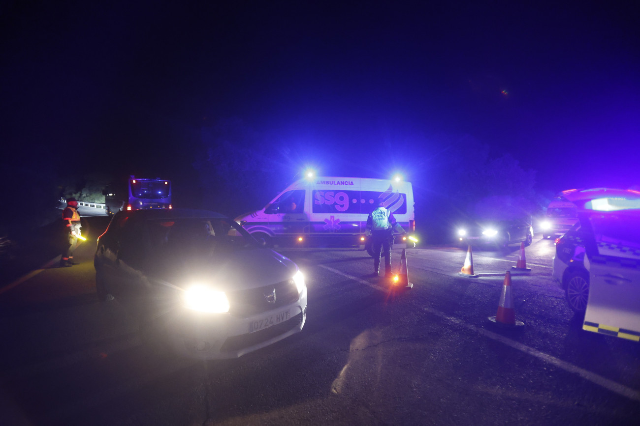 Córdoba, 2026. január 19.
Mentõautók a vonatbaleset helyszínén a dél-spanyolországi Córdoba közelében, ahol két nagy sebességû vonat kisiklott 2026. január 18-án. Az egyik az Iryo társaság Málagából Madridba tartó jármûve, a másik a Renfe vállalat Madridból Huelvába közlekedõ járata. A vasúti szerencsétlenségben legkevesebb tíz ember életét vesztette, a sérültek száma meghaladja a százat.
MTI/EPA/EFE/Salas