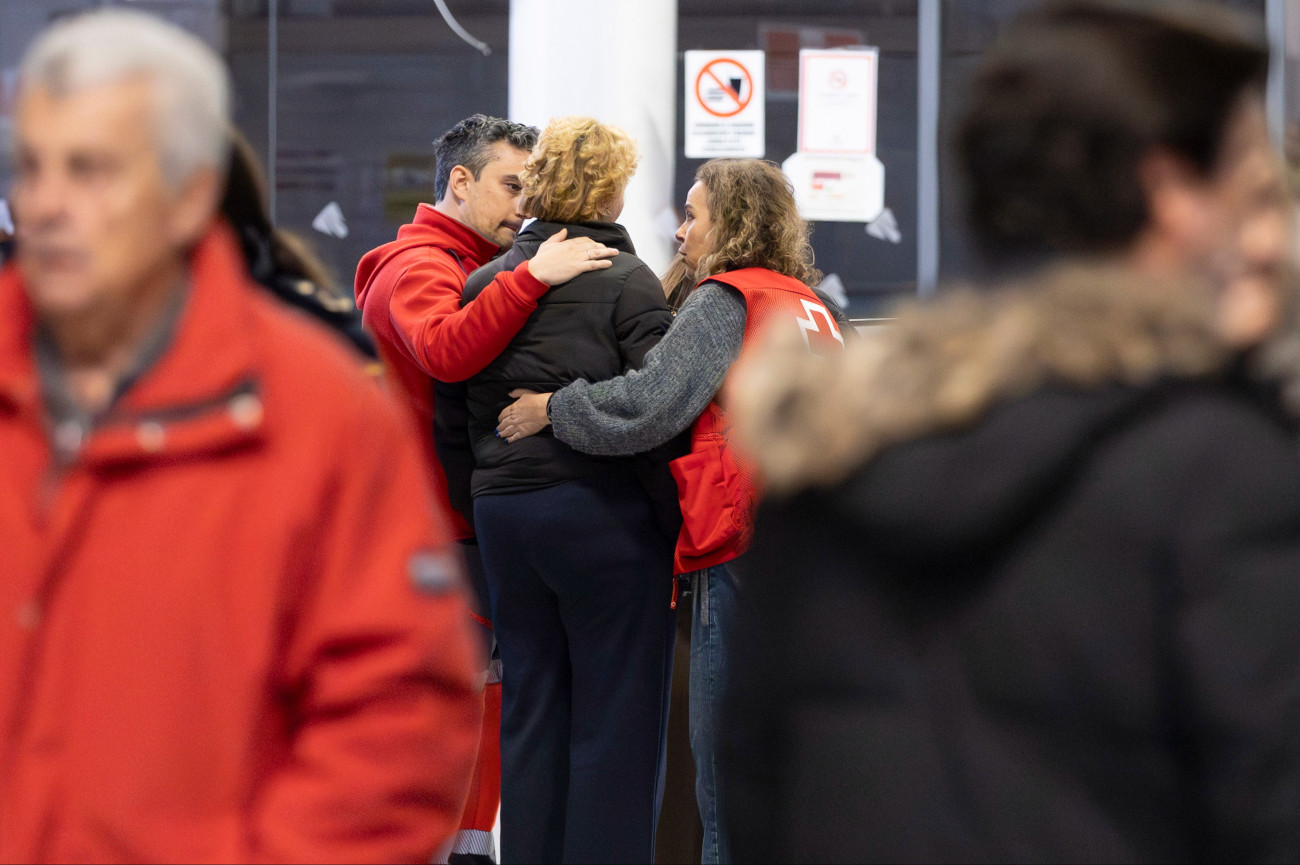 Córdoba, 2026. január 19.
Hozzátartozók információra várnak a délnyugat-spanyolországi Huelvában 2026. január 19-én, miután Córdoba közelében két nagy sebességû vonat kisiklott elõzõ nap. Az egyik az Iryo társaság Málagából Madridba tartó jármûve, a másik a Renfe vállalat Madridból Huelvába közlekedõ járata. A vasúti szerencsétlenségben legkevesebb tíz ember életét vesztette, a sérültek száma meghaladja a százat.
MTI/EPA-EFE/Alberto Diaz