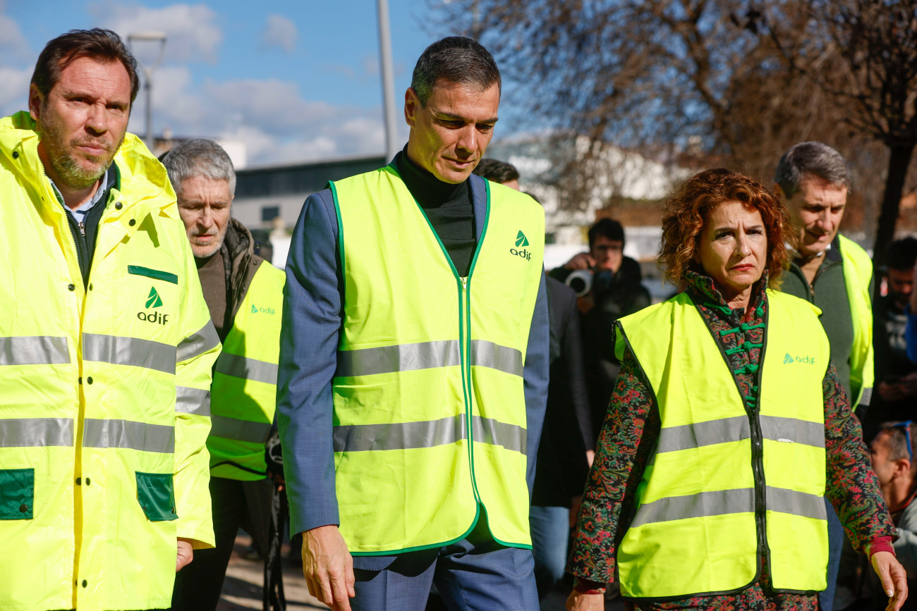 Adamuz, 2026. január 19.
Oscar Puente spanyol közlekedési miniszter (b), Pedro Sánchez spanyol miniszterelnök (k), Fernando Grande-Marlaska spanyol belügyminiszter (b2) és Maria Jesus Montero miniszterelnök-helyettes (j) látogatást tesz az elõzõ napi vonatszerencsétlenség helyszínén, a dél-spanyolországi Córdobában 2026. január 19-én. A balesetben két nagysebességû vonat összeütközött és kisiklott Córdoba közelében, a szerencsétlenségben legkevesebb 39 ember életét vesztette.
MTI/EPA/EFE/Jorge Zapata