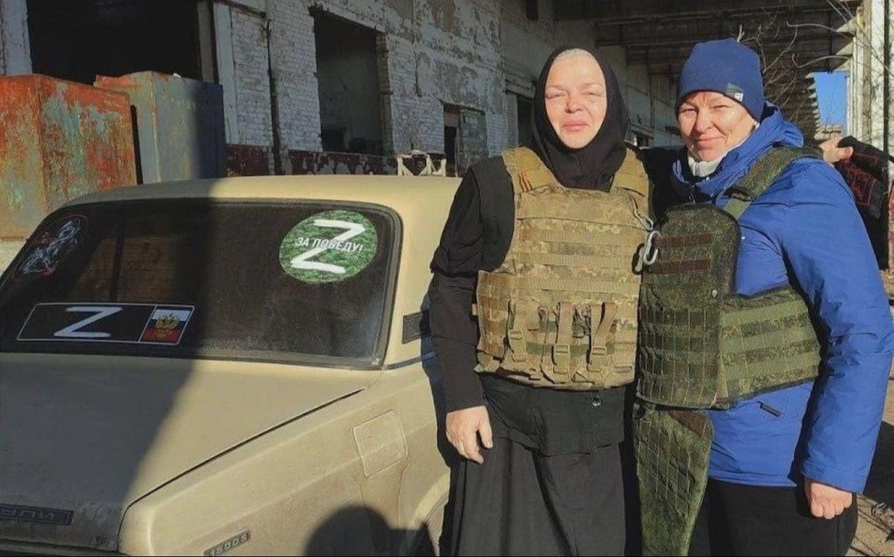 Háború párti nővérek. A mellettük álló autón a 