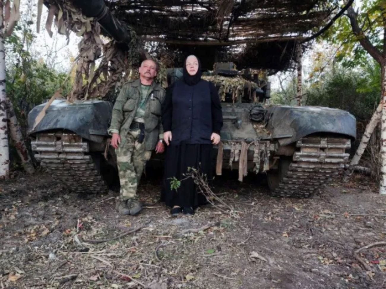 Ukrajnai életkép, orosz katonával, tankkal és apácával. Kép: Telegram