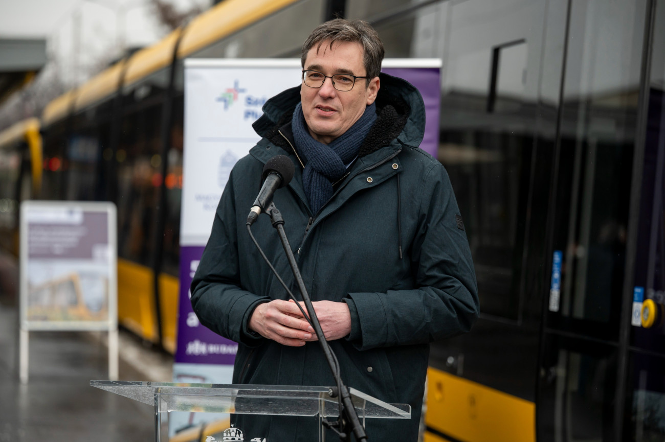 Budapest, 2026. január 23.
Karácsony Gergely fõpolgármester beszédet mond a századik CAF villamos forgalomba állítása alkalmából tartott sajtótájékoztatón és bemutatón a Mexikói úti villamos-végállomáson 2026. január 23-án.
MTI/Balogh Zoltán