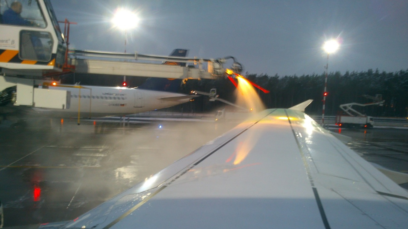 Jégmentesítenek egy repülőgépet a fagy miatt egy amerikai repülőtéren.