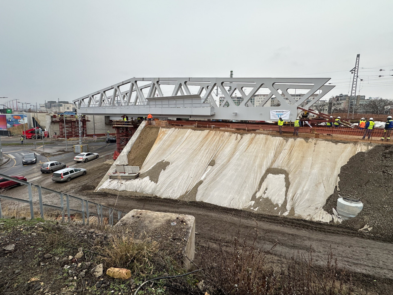 Budapest, 2026. január 28.
A Gubacsi úti második új vasúti hídját tolják végleges helyére a V-Híd szakemberei hidraulikus tolóberendezések segítségével a Kelenföld és Ferencváros közötti vasútvonal kapacitásbõvítésének a Déli Körvasút kialakítása második üteméhez kapcsolódó építési munkálatai során 2026. január 28-án.
MTI/Hatházi Tamás