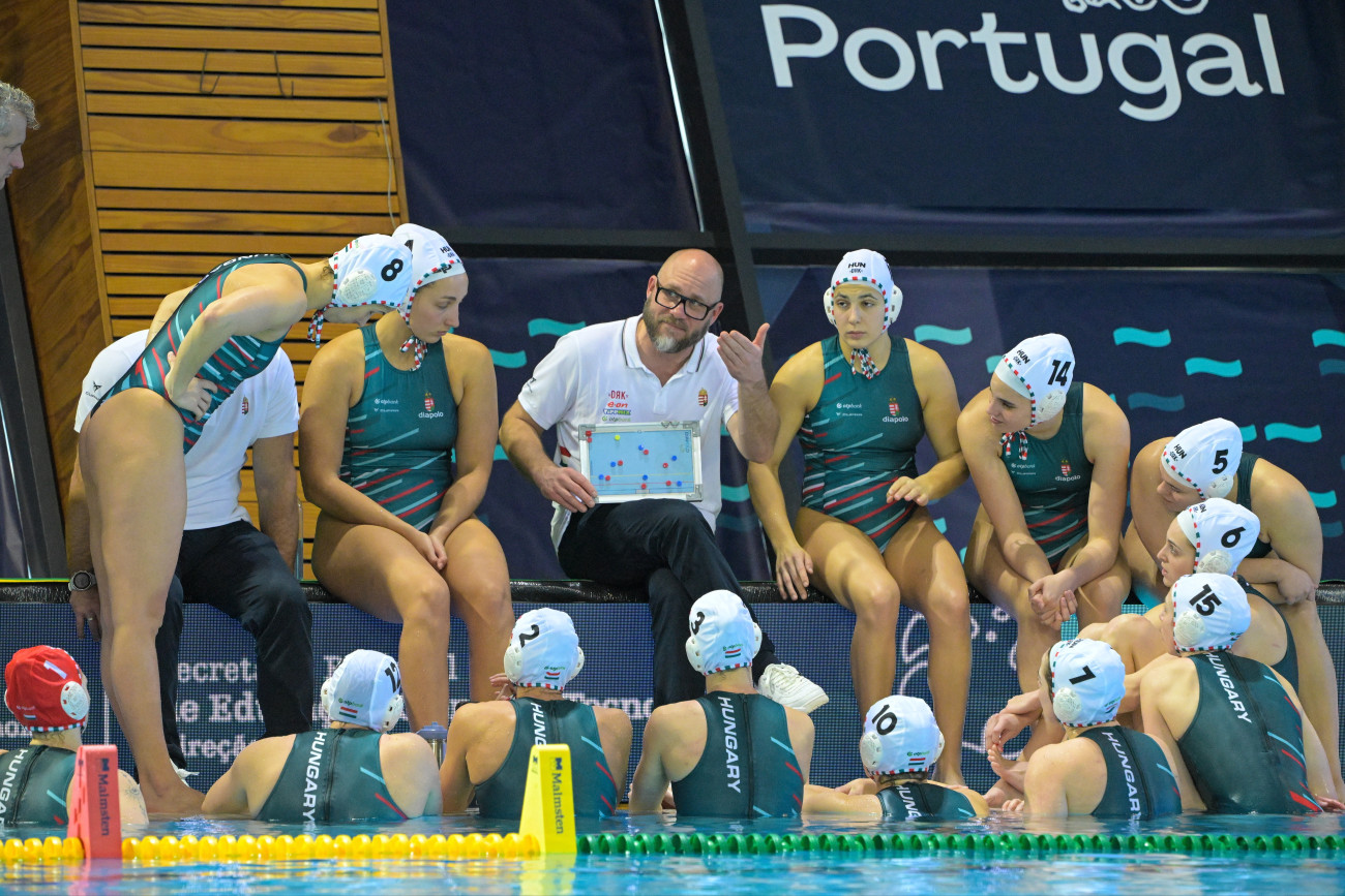 Funchal, 2026. január 29.
Cseh Sándor, a magyar válogatott szövetségi kapitánya (k) a nõi vízilabda Európa-bajnokság B csoportjának harmadik fordulójában játszott Magyarország - Portugália mérkõzésen a funchali Olimpiai Uszodakomplexumban 2026. január 29-én.
MTI/Szigetváry Zsolt