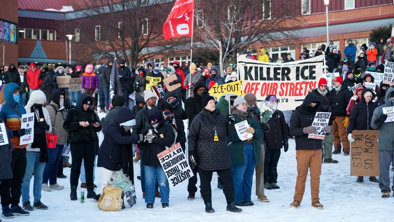 Minneapolis, 2026. január 25.
A Bevándorlási és Vámvégrehajtás (ICE) szövetségi hatóság ellen tüntetnek Minneapolisban 2026. január 24-én, miután a szervezet egyik ügynöke halálosan megsebesített egy 37 éves férfit, Alex Prettit, aki a hatóságok szerint felfegyverkezve jelent meg egy bevándorlási razzián a Minnesota állambeli városban.
MTI/EPA/Craig Lassig