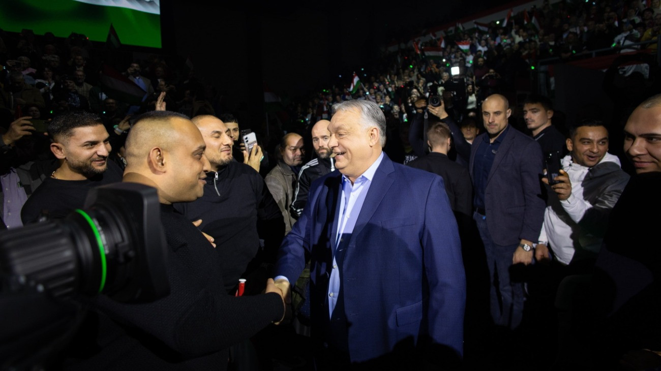 Hatvan, 2026. január 31.
A Miniszterelnöki Kommunikációs Fõosztály által közreadott képen Orbán Viktor miniszterelnök, a Fidesz elnöke (középen) a Digitális Polgári Körök által szervezett háborúellenes gyûlésen a Hatvani Sport- és Rendezvénycsarnokban 2026. január 31-én.
MTI/Miniszterelnöki Kommunikációs Fõosztály/Fischer Zoltán