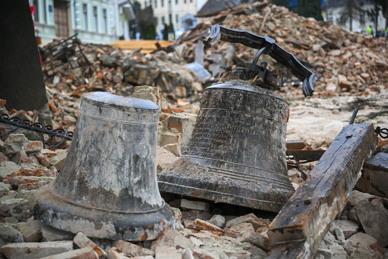 Szilágycseh, 2026. február 4.
A szilágycsehi református templom leomlott tornyának harangjai 2026. február 4-én. A Királyhágómelléki Református Egyházkerület közleménye szerint a február 3-án este leomlott, éppen felújítás alatt álló toronynak súlyos szerkezeti hibái voltak. A baleset során személyi sérülés nem történt. A református templom Szilágy megye egyik legrégebbi és legjelentõsebb mûemléke.
MTI/Czeglédi Zsolt