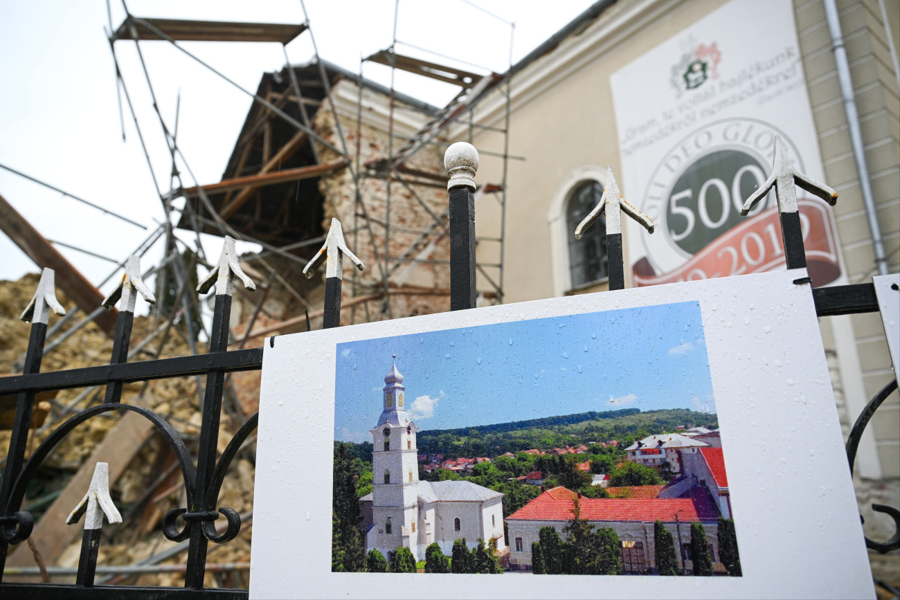 Szilágycseh, 2026. február 4.
Fénykép a leomlott szilágycsehi református templomról az épület elõtt 2026. február 4-én. A Királyhágómelléki Református Egyházkerület közleménye szerint a február 3-án este leomlott, éppen felújítás alatt álló toronynak súlyos szerkezeti hibái voltak. A baleset során személyi sérülés nem történt. A református templom Szilágy megye egyik legrégebbi és legjelentõsebb mûemléke.
MTI/Czeglédi Zsolt