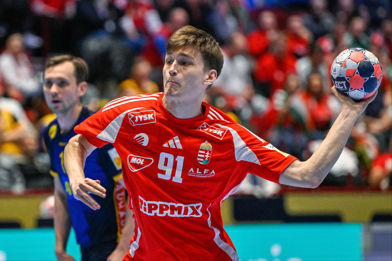 Malmö, 2026. január 27.
Imre Bence a dán-norvég-svéd közös rendezésû férfi kézilabda-Európa-bajnokság középdöntõjének 3. fordulójában, a II. csoportban játszott Svédország - Magyarország mérkõzésen a svédországi Malmö Arénában 2026. január 27-én.
MTI/Hegedüs Róbert